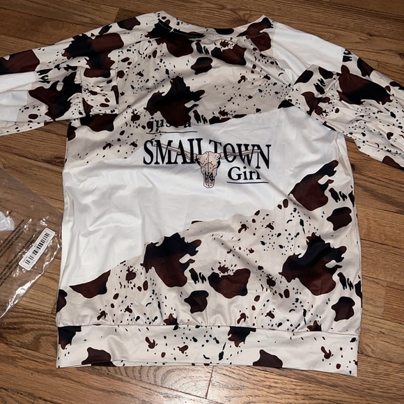 NEW Cow Print “Just a Small Town Girl” Graphic Tee Size Small - Picture 7 of 7